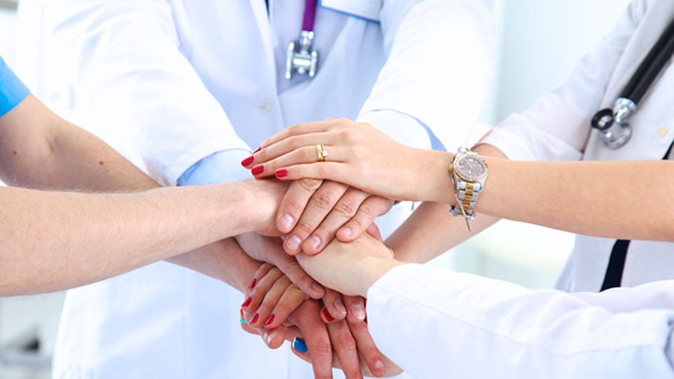 スタッフ間のスムーズな連携に研修は必須のイメージ