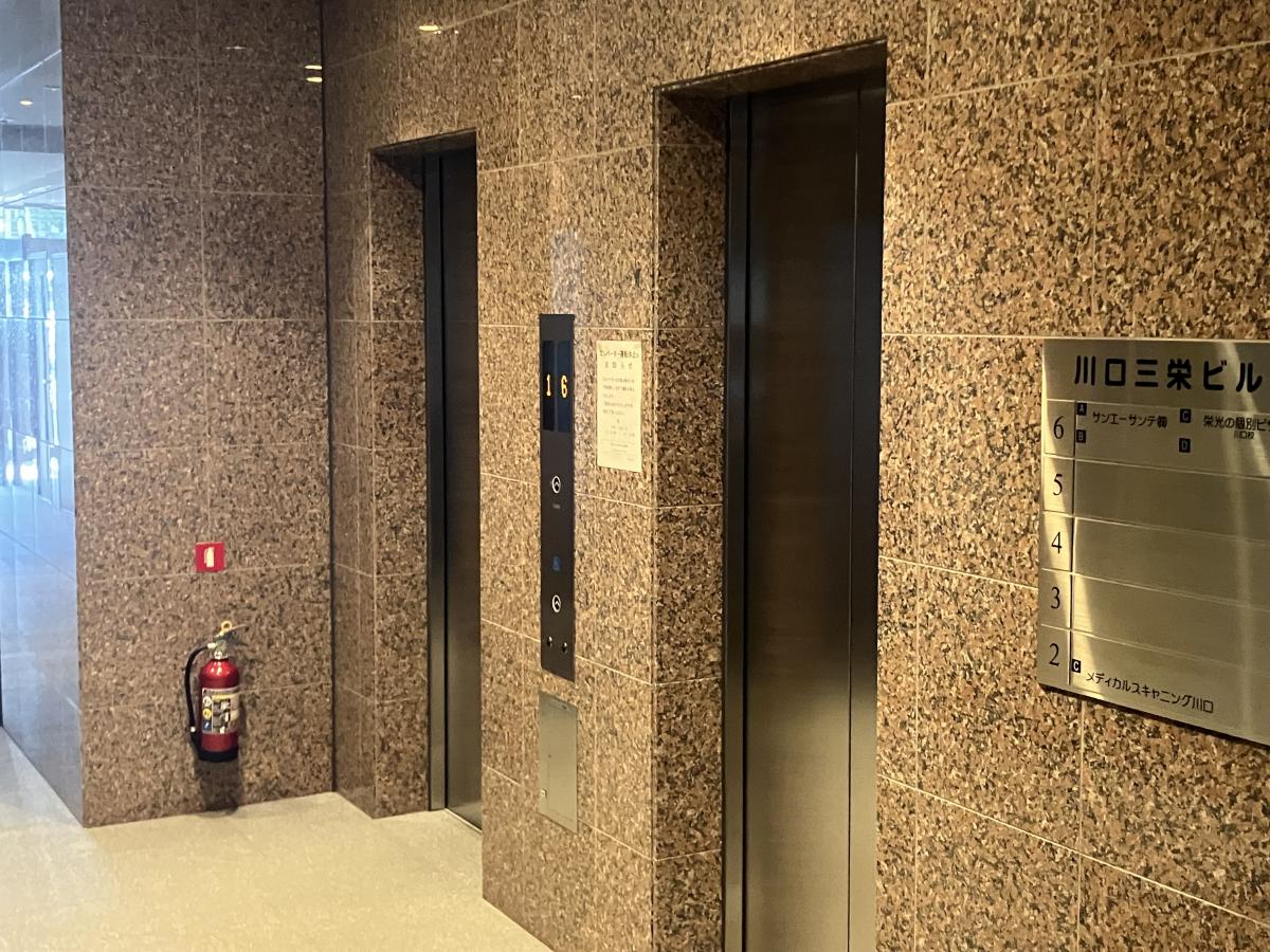 クリニックビルエレベーターホールのイメージ