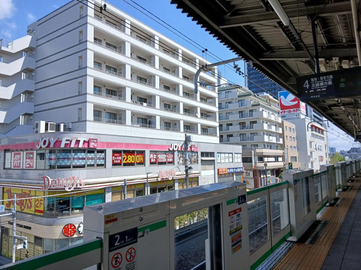 ファミリーレストラン、ジムなども駅前にあり栄えています。のイメージ