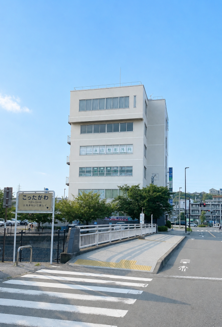 駅を出て真っ直ぐ進むと建物が見えてきますのイメージ