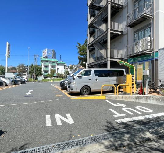 駐車場14台完備で、車での通院に便利ですのイメージ