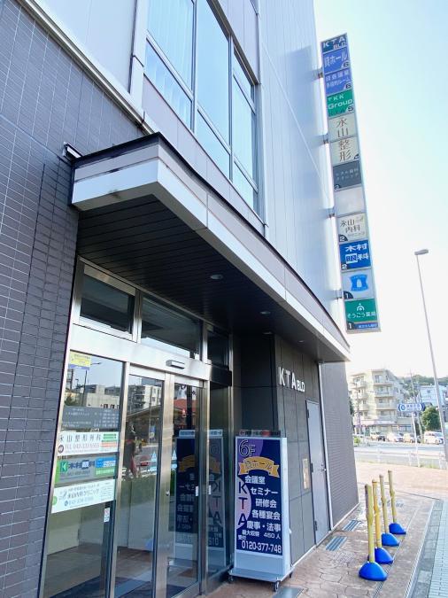 出入口付近には各階の看板が並んでいますのイメージ
