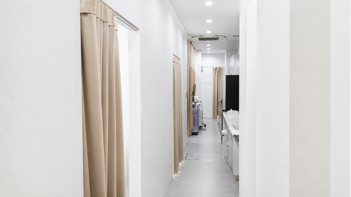 スタッフ専用動線:各部屋が裏手でつながり、スタッフの移動・業務効率を高める回遊動線のイメージ