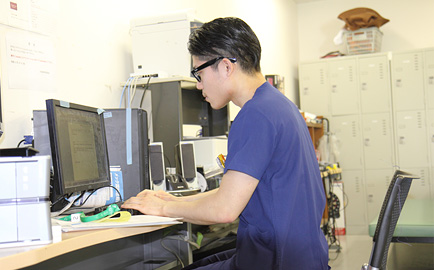 電子カルテにアクセスできるパソコンも完備