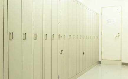 ロッカールーム（奥にシャワー室があります）